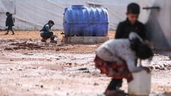 Varios ni�os en un campo de desplazados de la regi�n de Idlib