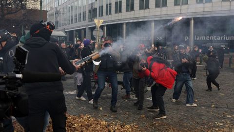 Los manifestantes�dispararon fuegos artificiales�durante las protestas