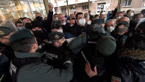 Trabajadores de Alu Ib�rica (antigua Alcoa) protestan este martes a la llegada y a la salida en un acto del presidente del Principado de Asturias, Adrian Barb�n en Piedras Blancas (Castrill�n), donde acudi� a inaugurar una biblioteca