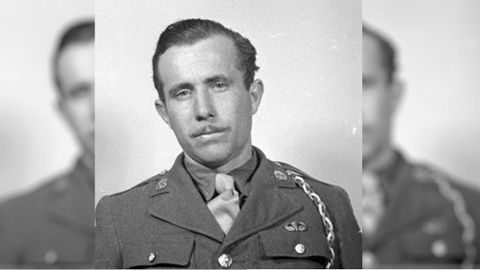 Juan Chouza, con el uniforme de servicio de la FSSF. En aquel momento todavía era soldado raso (llegó a sargento), aunque ya estaba cualificado como paracaidista, tal y como reflejan las alas estampadas en su bolsillo izquierdo.