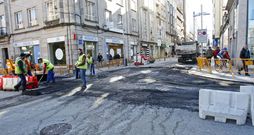 Las obras se iniciaron ayer con el fresado del pavimento; la idea es asfaltar de nuevo y pintar el cruce de color granate. 