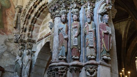 Catedral de Ourense. Prtico del Paraiso. Pilar de la derecha, con nueve de los doce apstoles.