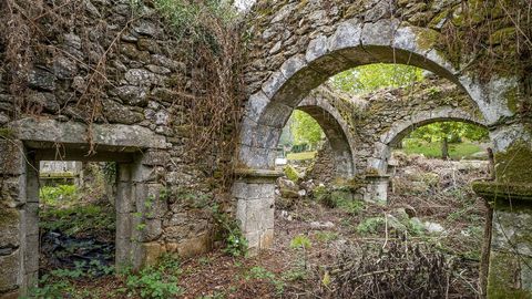 En Montecelo estn las ruinas de la iglesia de Santa Mara do Camio