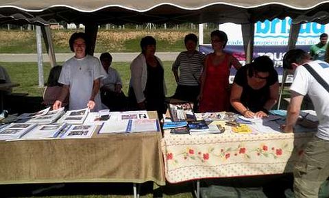 El comit� de hermanamiento instal� un estand con informaci�n sobre Carballo