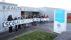 Protesta de padres por el mal estado de la escuela infantil de A Parda, en Pontevedra