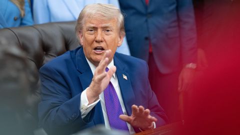 Imagen de Trump en el despacho oval poco antes del viaje a China