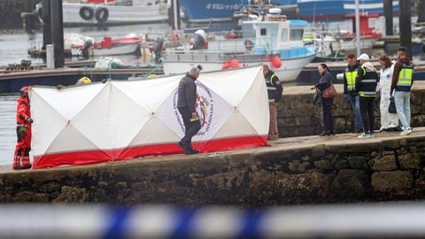 El cuerpo fue sacado del agua en una lancha de Salvamento Mar�timo y llevado a una rampa del puerto.