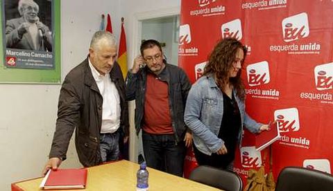 El responsable comarcal de EU, César Santiso, en medio de los ediles Luis Taibo y Olga Santos.