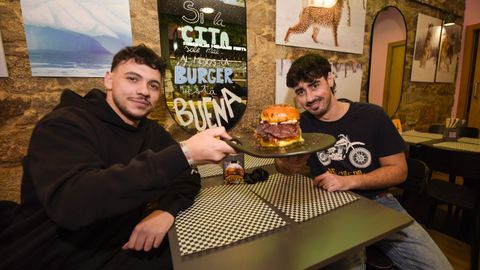 Hunter Burger (Pontevedra). Doble de carne, mahonesa de cebolla caramelizada, cecina y un pan brioche ba�ado en una salsa especial le han dado a esta hamburguesa conocida como A Fera un premio a la mejor de Galicia en la Golden Ib�rica Burger. 