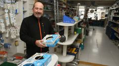 Paco Rouco, que trabaja en la ferreter�a Aparellos, en Verxeles, esta semana en �Pataca�