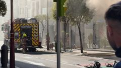 Los Bomberos sofocando el fuego este domingo por la tarde en un garaje de Sanjurjo Bad�a.