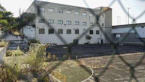 Estado de abanadono de las instalaciones del complejo deportivo Bamio, en Ourense