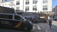 Furgones que trasladaron a los detenidos por la redada en Ferrol