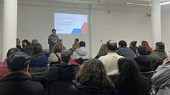 Lu�s P�rez Barral explic� a los vecinos de Olveira las inversiones realizadas