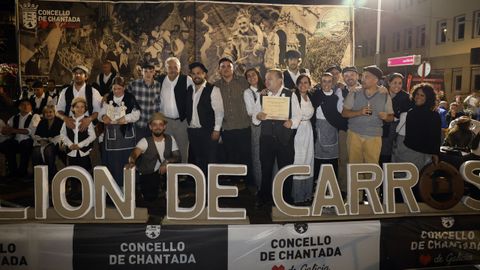 Miembros de los diferentes grupos participantes en el desfile de carros pasaron por el palco durante la entrega de los premios