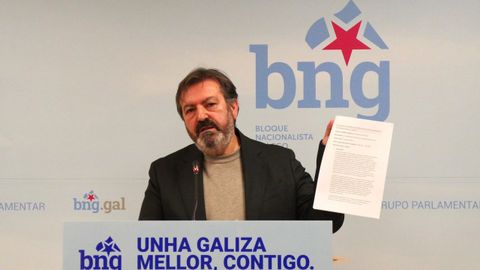El viceportavoz parlamentario del BNG Luis Bar� en rueda de prensa este lunes.