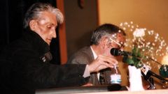 Lois Pereiro, o 3 de abril de 1996, durante un encontro na casa da cultura de Monforte no que presentou o seu libro Poesa ltima de amor e enfermidade; o escritor chairego Manuel Mara - dereita- exerceu de anfitrin