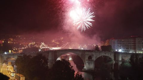 Fuegos artificiales en A Ponte por las fiestas del Ap�stol