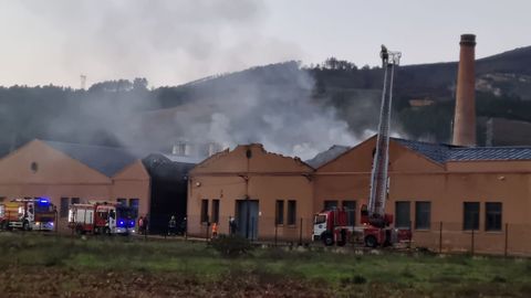 Bomberos en las naves de Cedie, en O Barco, tratando de sofocar las llamas