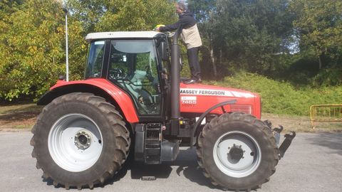 Javier Bueno, inspeccionando el dispositivo en un tractor que hay en la Politcnica 