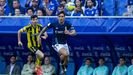 David Costas ante Puche, durante el Real Oviedo-Zaragoza