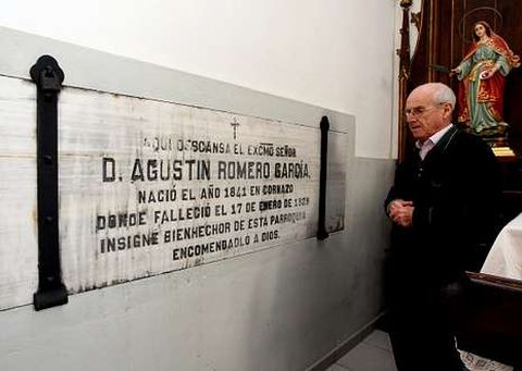 <span lang= es-es >La tumba de Agust�n Romero</span>. Los restos mortales del indiano que tanto hizo por Cornazo descansan en una tumba en la iglesia de la localidad, que ayud� a construir con su patrimonio.