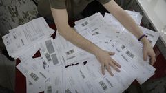 Alberto, en su casa de A Coru�a, con una pila de multas llegadas desde Italia
