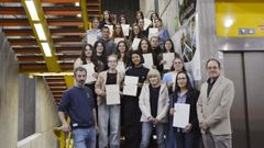 Los alumnos de la UVigo posan con el diploma el pasado viernes.