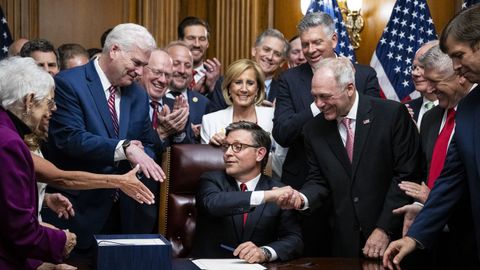 Legisladores republicanos felicitan al presidente de la Cámara de Representantes, el también conservador Mike Johnson, tras la aprobación del proyecto legislativo impulsado por Donald Trump