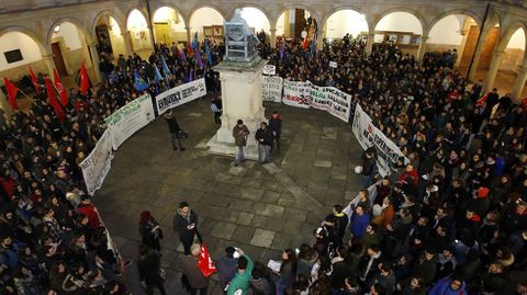 Alumnos concentrados en el patio de la Universidad, en una manifestaci�n de febrero de 2015
