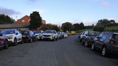 El vial que da acceso al restaurante Ultreia, con coches aparcados incluso en doble fila