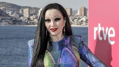 La cantante y presentadora del Benidorm Fest, Alaska, posa en una rueda de prensa previa a la primera semifinal