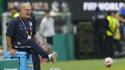 Bielsa desesperado en la zona t�cnica.
