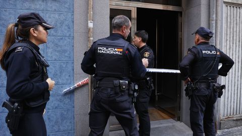 La Polic�a Cient�fica, esta ma�ana entrando en el edificio incendiado, que ha sido precintado 