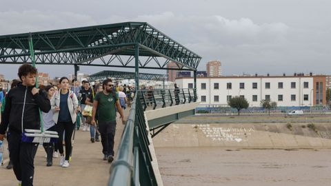 Marea humana solidaria en Valencia armada con cubos, escobas y agua para ayudar.