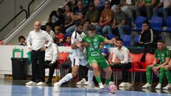 Churrasco pugna por un bal�n con un jugador del Osasuna en el partido disputado en el pabell�n de Anaitasuna.