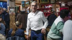 El band�s David P�rez, en el emblem�tico bar A Benita, que mantiene su esp�ritu familiar y alberga actividades culturales.