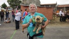 Miguel, el mayor de los ocho hermanos Santos Solla de Pontevedra, con su inseparable perro Roque.