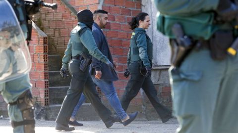 Operativo antidroga de la Guardia Civil en el poblado de O Vao