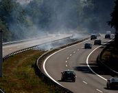 El fuego se inici� ayer al mediod�a en la mediana de la AP-9.