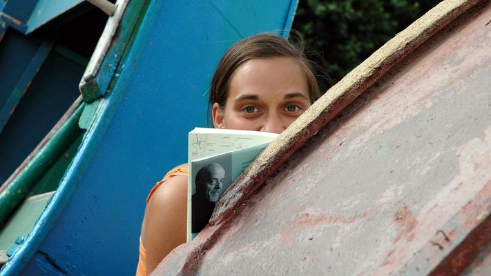 Una joven le dedica tiempo a la lectura y al pensamiento