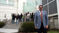 Manuel Romero, delante de la Facultad de Enfermer�a y Podolog�a, en una imagen tomada en el a�o 2007