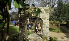 Un momento de la visita realizada por autoridades y participantes a la finca del Mont�n. 