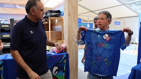 El alcalde, Fernández Lores, visitó este jueves la carpa del ITU Multisport en Montero Ríos.