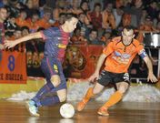 El blaugrana Lin intenta realizar un pase ante la presi�n del burelista Juanma.