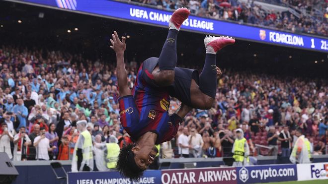 La voltereta de Adeyemi para celebrar su gol