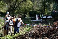 Tanto el domingo como el lunes, numerosos curiosos se acercaron hasta el lugar de accidente, que estuvo custodiado y precintado por la Guardia Civil. 