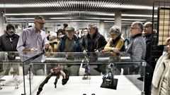 Mozom expón  Cousas miñas , en la biblioteca Nós