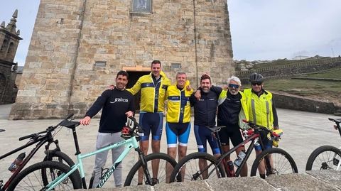 El conselleiro y el presidente de la Xunta se fotografiaron ante el Santuario da Barca.