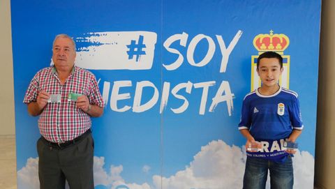 Dos de los primeros aficionados carbayones que se han abonado para la pr�xima temporada